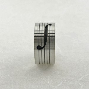 Ring geïnspireerd op muziek, viool, en ruitjesoverhemden.